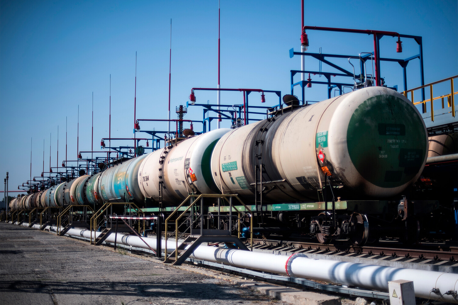 Нефтяной экспорт России вернулся к докризисному уровню: ставки фрахта упали, объемы растут